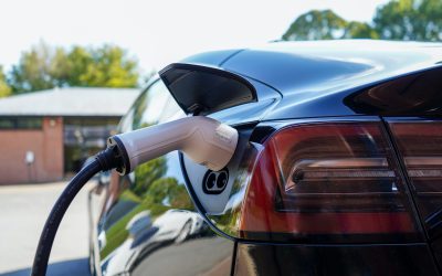 Auto elettrica molto più efficiente degli e-fuel